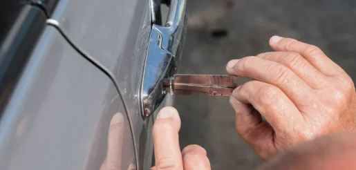 فتح أبواب السيارات